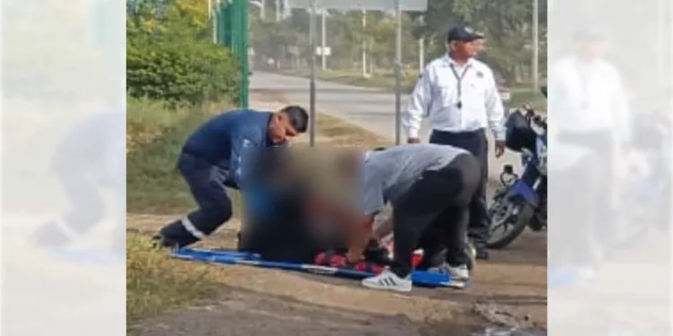 La conductora fue atendida por los servicios de emergencia.