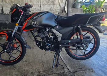 La motocicleta robada es una Vento 190 en colores negro y rojo.