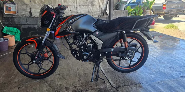 La motocicleta robada es una Vento 190 en colores negro y rojo.