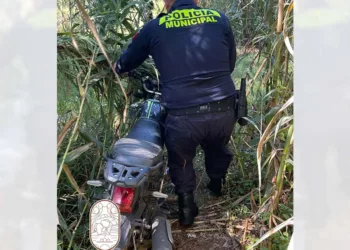 La motocicleta Itálika fue localizada entre carrizales y presentaba daños en el sistema de encendido.