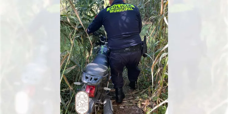 La motocicleta Itálika fue localizada entre carrizales y presentaba daños en el sistema de encendido.