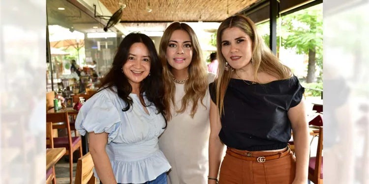Foto: Rubén Morales // Nadia Velez, Denisse Arandia y Arlette Ricárdez compartieron un agradable desayuno entre amigas.
