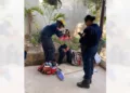 Paramédicos estabilizaron y trasladaron a la joven a un nosocomio tras sufrir una severa herida en el cráneo.