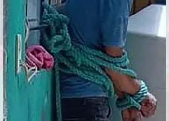 Pobladores amarraron de pies y manos al sospechoso antes de entregarlo.