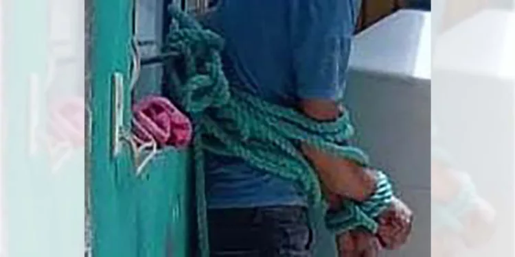 Pobladores amarraron de pies y manos al sospechoso antes de entregarlo.