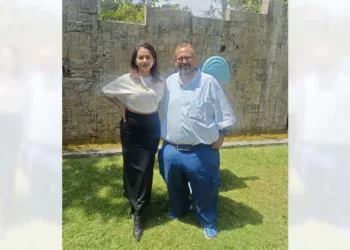 Foto: Rubén Morales // Soledad Balderas y el Lic. Arturo David Vásquez Urdiales, durante un agradable desayuno en un conocido restaurante de la ciudad.
