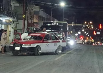 El fuerte choque nocturno en el centro de Huajuapan solo dejó daños materiales.