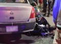 El fuerte choque entre la moto Vento y el auto Platina dejó dos lesionados.