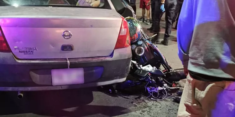 El fuerte choque entre la moto Vento y el auto Platina dejó dos lesionados.