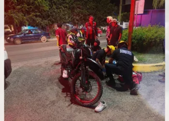 El joven motociclista fue estabilizado por paramédicos de Bomberos.
