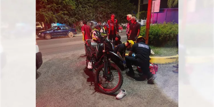 El joven motociclista fue estabilizado por paramédicos de Bomberos.