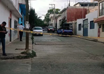 Elementos de seguridad acordonaron la calle Juárez de Huajuapan de León tras el hallazgo.