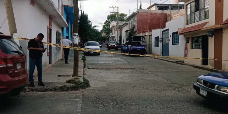 Elementos de seguridad acordonaron la calle Juárez de Huajuapan de León tras el hallazgo.