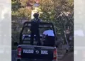 Investigan presuntas agresiones físicas a una persona detenida a bordo de una patrulla municipal.