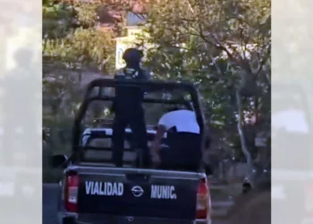 Investigan presuntas agresiones físicas a una persona detenida a bordo de una patrulla municipal.