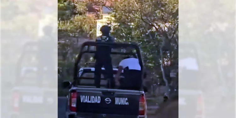 Investigan presuntas agresiones físicas a una persona detenida a bordo de una patrulla municipal.