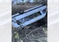 La camioneta salió del camino y terminó con las llantas hacia arriba al fondo de un barranco.