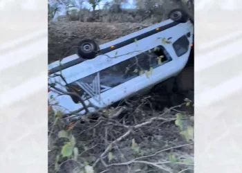 La camioneta salió del camino y terminó con las llantas hacia arriba al fondo de un barranco.
