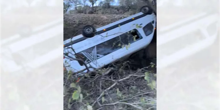 La camioneta salió del camino y terminó con las llantas hacia arriba al fondo de un barranco.