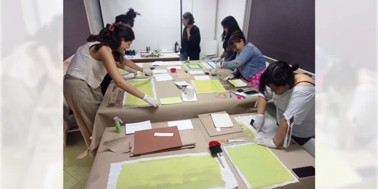 Participantes del taller descubrieron el efecto de la luz sobre diferentes materiales.