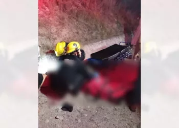 Un joven de 21 años de edad terminó hospitalizado tras sufrir múltiples lesiones.