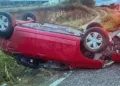 El automóvil Nissan March terminó volcado entre la maleza.