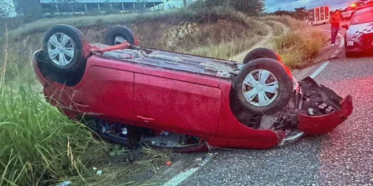 El automóvil Nissan March terminó volcado entre la maleza.