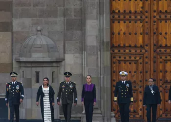 “Los recordamos con el corazón”: presidenta Claudia Sheinbaum encabeza izamiento de bandera a media asta en memoria de las víctimas de los sismos de 1985 y 2017