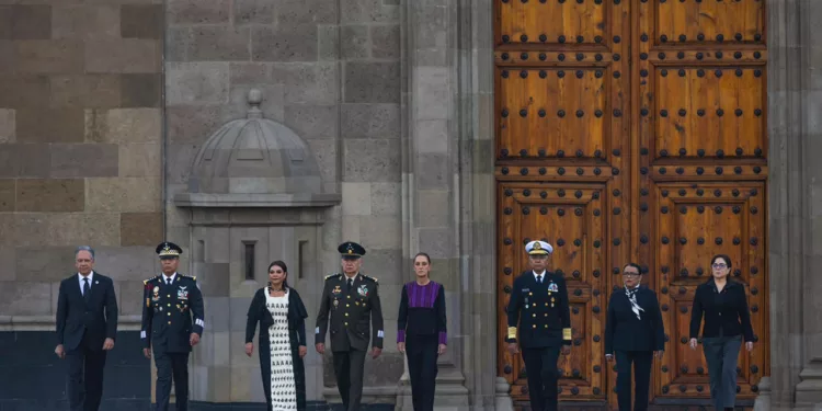 “Los recordamos con el corazón”: presidenta Claudia Sheinbaum encabeza izamiento de bandera a media asta en memoria de las víctimas de los sismos de 1985 y 2017