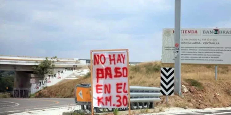 Foto: redes sociales // El gobierno de Oaxaca, a 72 horas de la movilización, difundió que apenas se había sentado a negociar con los inconformes y con funcionarios Capufe.