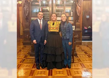Reciben Sheinbaum y Harfuch a la artesana Elvis Guerra