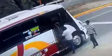 VIDEO | ¡Alerta en el transporte! Exhiben en video a dos sujetos tras presuntos asaltos a autobuses en Oaxaca