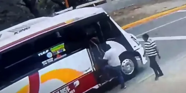 VIDEO | ¡Alerta en el transporte! Exhiben en video a dos sujetos tras presuntos asaltos a autobuses en Oaxaca