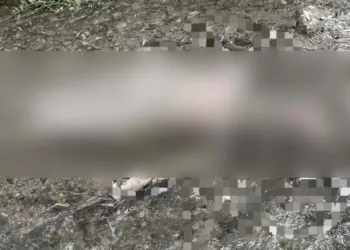 Autoridades acordonaron el paraje en el Sendero a Juárez tras el hallazgo del cuerpo de un hombre de aproximadamente 45 años golpeado de muerte.