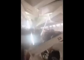 VIDEO | Pánico en el aire: una falla en un Boeing 737 obliga a un aterrizaje de emergencia en Irán