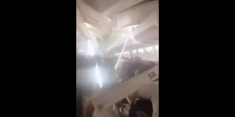 VIDEO | Pánico en el aire: una falla en un Boeing 737 obliga a un aterrizaje de emergencia en Irán