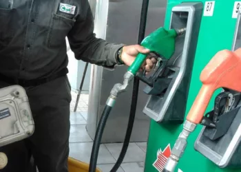 ¿Cuánto cuesta llenar el tanque de los autos más vendidos en México?