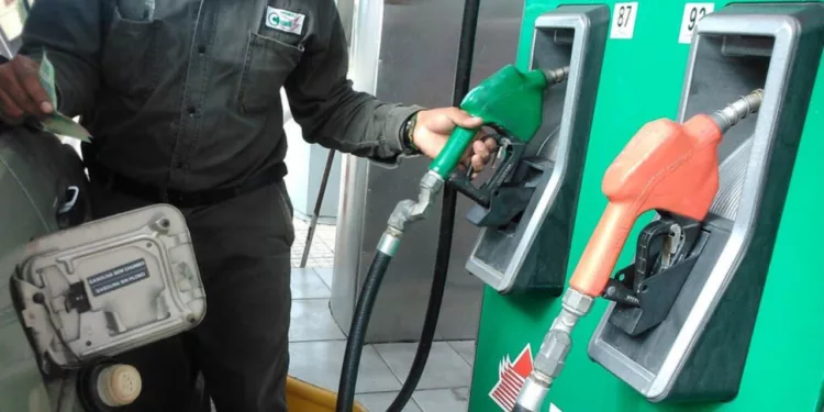 ¿Cuánto cuesta llenar el tanque de los autos más vendidos en México?