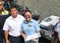 Autoridades en el interior del hotel, con el permiso de la empresa, aquí con el trabajador Jaciel, en operativo amistoso.