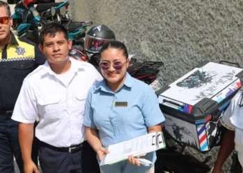 Autoridades en el interior del hotel, con el permiso de la empresa, aquí con el trabajador Jaciel, en operativo amistoso.