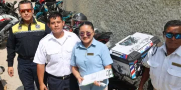 Autoridades en el interior del hotel, con el permiso de la empresa, aquí con el trabajador Jaciel, en operativo amistoso.
