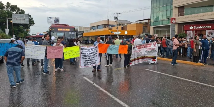 Trabajadores del COBAO amplían bloqueo en avenida Universidad: Exigen pago de finiquitos