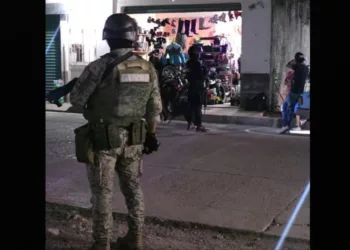 ¡Revientan tres domicilios en Huajuapan! Cuatro detenidos y presunta droga asegurada