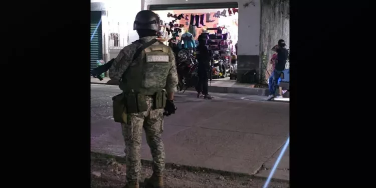 ¡Revientan tres domicilios en Huajuapan! Cuatro detenidos y presunta droga asegurada