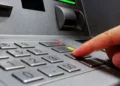 ¿Pagar por sacar tu propio dinero? Checa qué bancos ya no te cobran comisión este 2026
