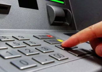 ¿Pagar por sacar tu propio dinero? Checa qué bancos ya no te cobran comisión este 2026