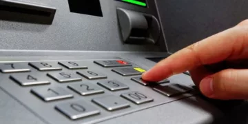 ¿Pagar por sacar tu propio dinero? Checa qué bancos ya no te cobran comisión este 2026