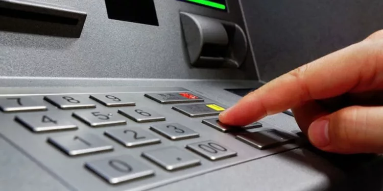 ¿Pagar por sacar tu propio dinero? Checa qué bancos ya no te cobran comisión este 2026