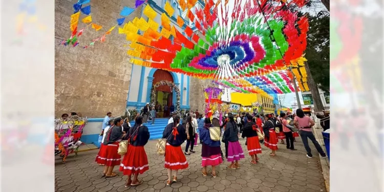 Calendas y recorridos llenaron de música y color las calles de Chalcatongo de Hidalgo durante la festividad.