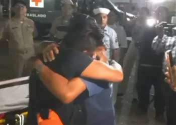 El abrazo esperado: Héctor Márquez toca tierra firme tras ocho días desaparecido en altamar